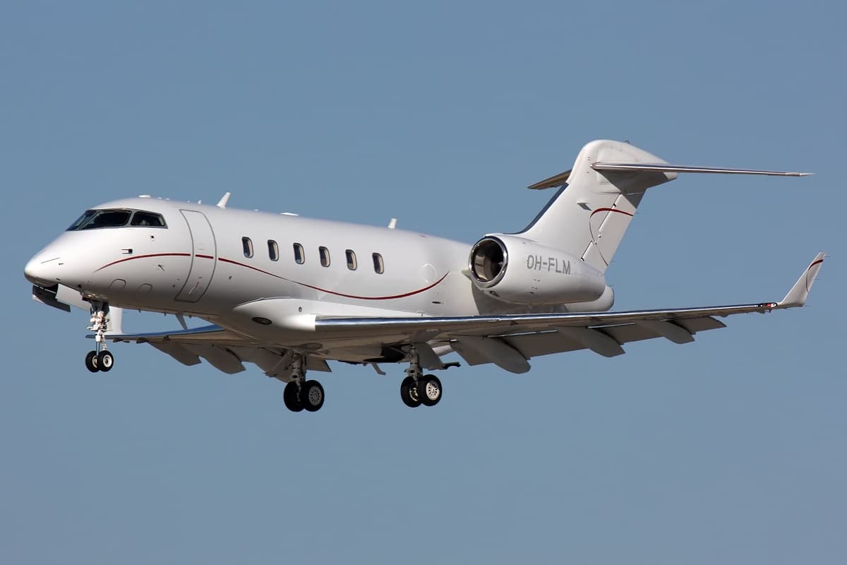 Bombardier Challenger 300 super-midsize tryskáč